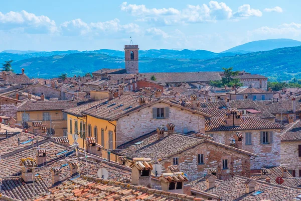 İtalyan kenti Gubbio 'nun çatılarının havadan görünüşü.