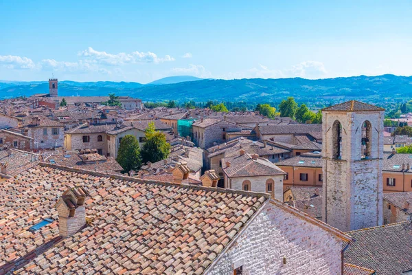 İtalyan kenti Gubbio 'daki Piazza Grande.