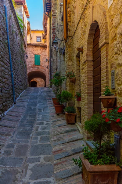 İtalya 'nın eski Gubbio kasabasında dar bir sokak..