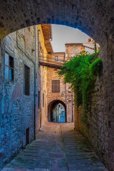 Enge Gasse Der Altstadt Von Gubbio Italien — Stockfoto