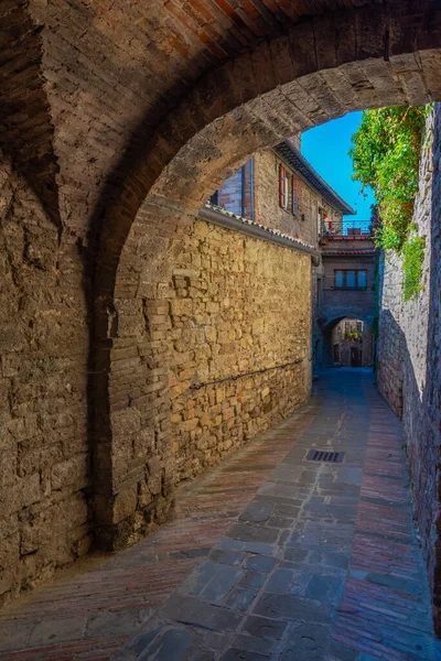 Úzká Ulice Starém Městě Gubbio Itálii — Stock fotografie