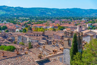 İtalyan kenti Gubbio 'nun çatılarının havadan görünüşü.