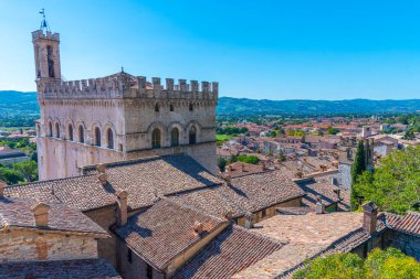 Gubbio 'daki çatılarda Palazzo dei Consoli, İtalya.