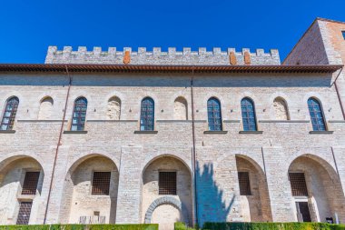İtalyan kenti Gubbio 'da Giardini del Voltone.