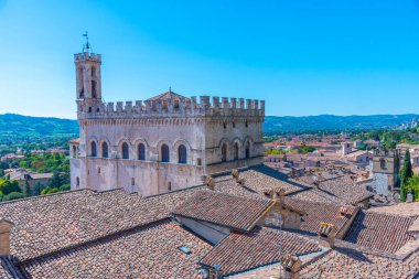Gubbio 'daki çatılarda Palazzo dei Consoli, İtalya.