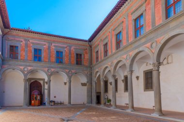 İtalya, Gubbio 'daki Palazzo Ducale' nin avlusunda..