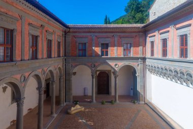 İtalya, Gubbio 'daki Palazzo Ducale' nin avlusunda..