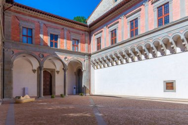 İtalya, Gubbio 'daki Palazzo Ducale' nin avlusunda..