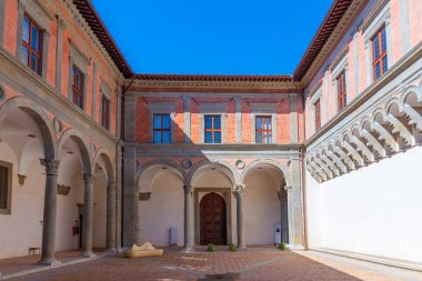 İtalya, Gubbio 'daki Palazzo Ducale' nin avlusunda..