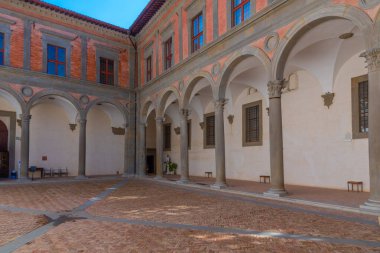 İtalya, Gubbio 'daki Palazzo Ducale' nin avlusunda..