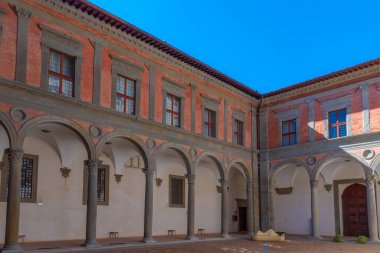 İtalya, Gubbio 'daki Palazzo Ducale' nin avlusunda..