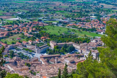 İtalyan şehri Gubbio 'nun şehir merkezinin havadan görünüşü.