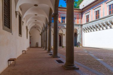 İtalya, Gubbio 'daki Palazzo Ducale' nin avlusunda..