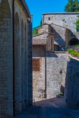 İtalya 'nın eski Gubbio kasabasında dar bir sokak..