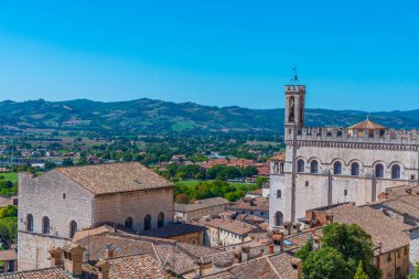 Gubbio 'daki çatılarda Palazzo dei Consoli, İtalya.