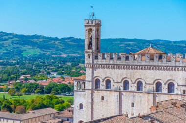 Gubbio 'daki çatılarda Palazzo dei Consoli, İtalya.