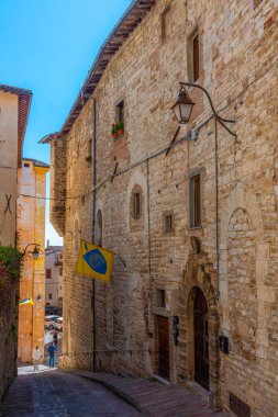 İtalya 'nın eski Gubbio kasabasında dar bir sokak..