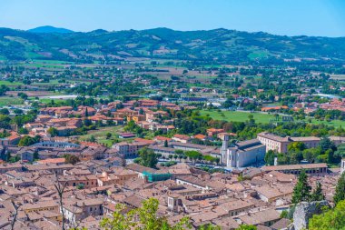 İtalyan kenti Gubbio 'nun çatılarının havadan görünüşü.