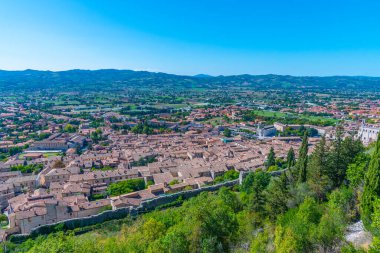 İtalyan kenti Gubbio 'nun çatılarının havadan görünüşü.