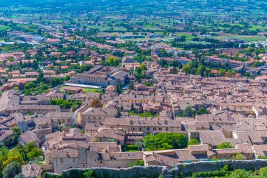 İtalyan kenti Gubbio 'nun çatılarının havadan görünüşü.