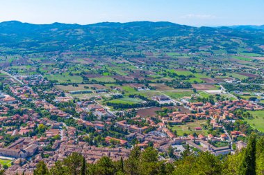 İtalyan kenti Gubbio 'nun çatılarının havadan görünüşü.