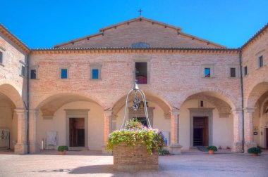 İtalya, Gubbio 'da Sant' Ubaldo Bazilikası 'nın avlusu.