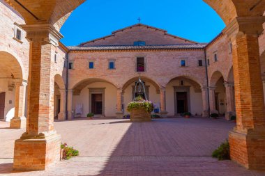 İtalya, Gubbio 'da Sant' Ubaldo Bazilikası 'nın avlusu.