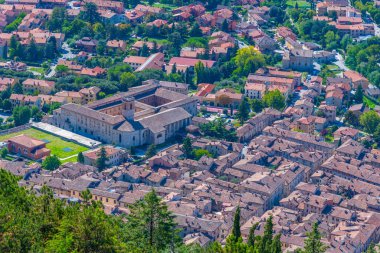 İtalyan şehri Gubbio 'nun panoramatik manzarası.