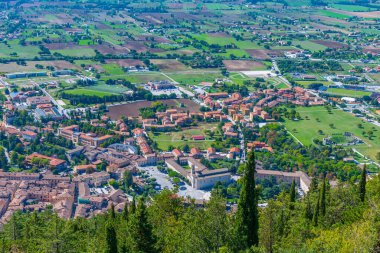 İtalyan şehri Gubbio 'nun panoramatik manzarası.