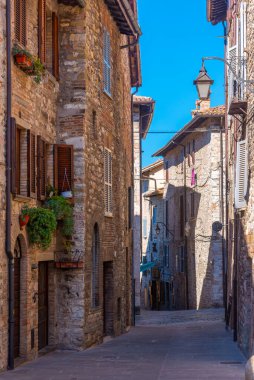 İtalya 'nın eski Gubbio kasabasında dar bir sokak..