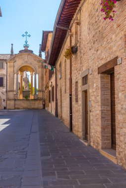 İtalya, Gubbio 'da Aziz Peter Heykeli.