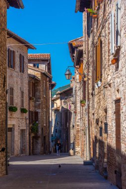 İtalya 'nın eski Gubbio kasabasında dar bir sokak..