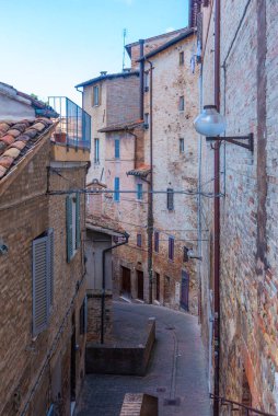 İtalya 'nın Urbino şehrindeki Dar Sokak.