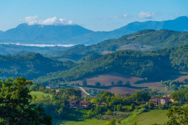 İtalya Urbino yakınlarındaki Marche bölgesinin dağlık manzarası.