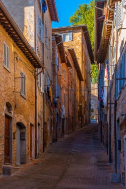 İtalya 'nın Urbino şehrindeki Dar Sokak.