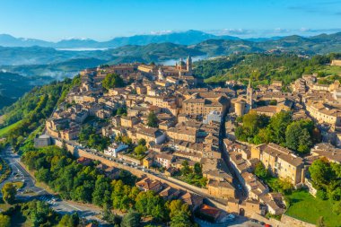 İtalyan şehri Urbino 'da gün doğumu manzarası.