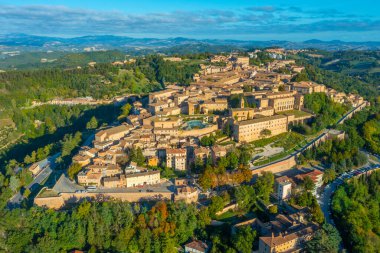 İtalyan şehri Urbino 'da gün doğumu manzarası.