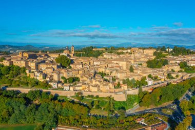 İtalyan şehri Urbino 'da gün doğumu manzarası.