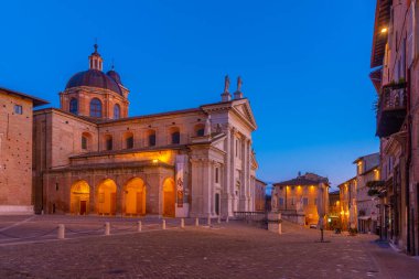 İtalya 'nın Urbino kentindeki Santa Maria Assunta katedralinin gün doğumu manzarası.