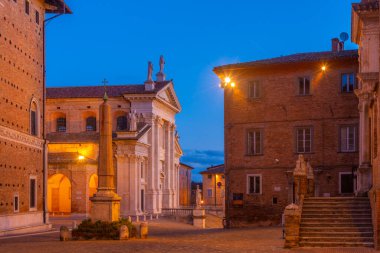 İtalya 'nın Urbino kentindeki Santa Maria Assunta katedralinin gün doğumu manzarası.