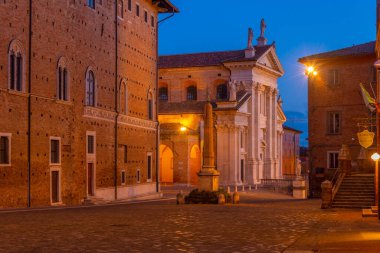 İtalya 'nın Urbino kentindeki Santa Maria Assunta katedralinin gün doğumu manzarası.