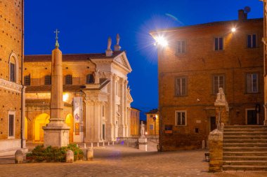 İtalya 'nın Urbino kentindeki Santa Maria Assunta katedralinin gün doğumu manzarası.