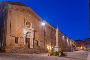 İtalyan şehri Urbino 'da Rinascimento meydanında gün doğumu.