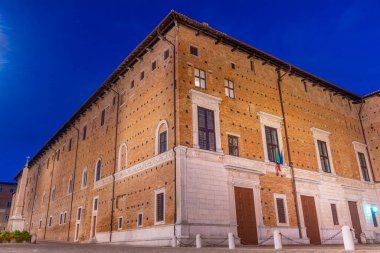 İtalyan şehri Urbino 'da, Palazzo Ducale' nin üzerinde gün doğumu.
