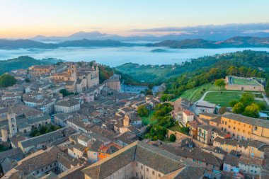 İtalyan şehri Urbino 'da gün doğumu manzarası.