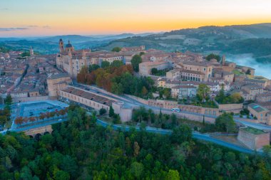 İtalyan şehri Urbino 'da gün doğumu manzarası.
