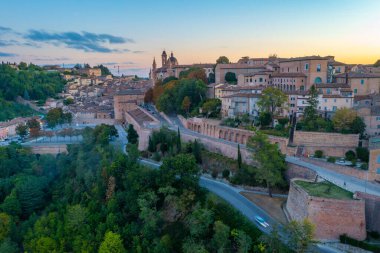 İtalyan şehri Urbino 'da gün doğumu manzarası.