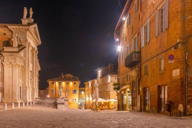İtalya 'nın Urbino kentindeki Santa Maria Assunta katedralinin gün doğumu manzarası.