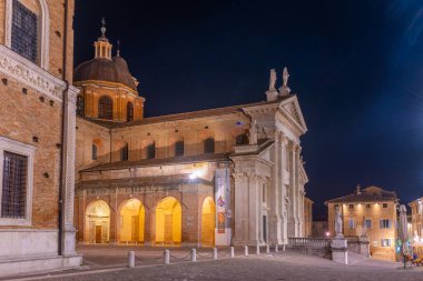İtalya 'nın Urbino kentindeki Santa Maria Assunta katedralinin gün doğumu manzarası.