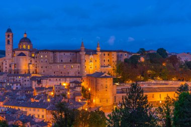Urbino, İtalya 'nın günbatımı manzarası.